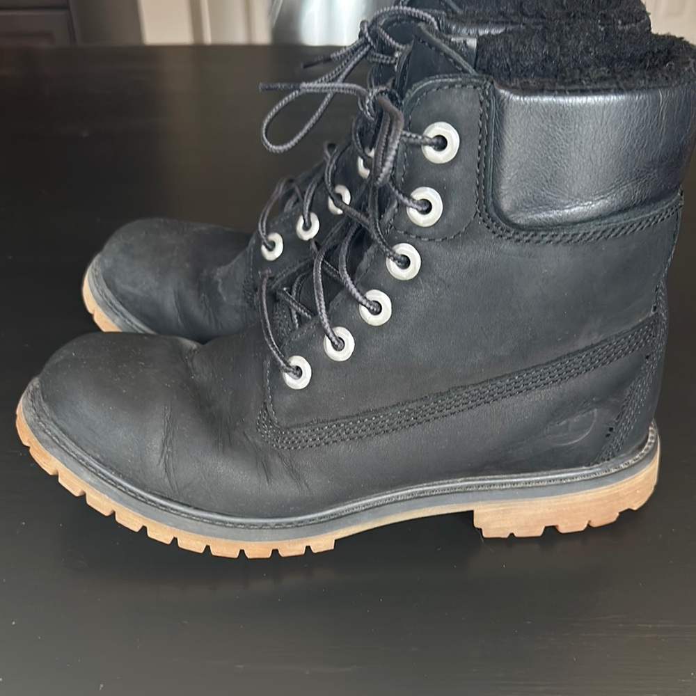 Black Leather Lace-Up Boots
Preowned